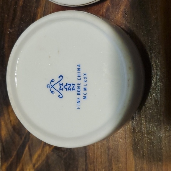 Mann Fine Bone China Rose Trinket Box - Picture 6 of 6